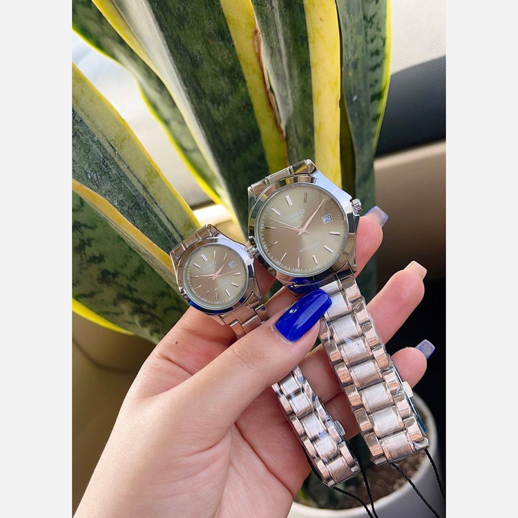ساعت مچی زنانه مردانه کاسیو casio بند نقره ای صفحه سبز خردلی دارای روز شمار شیک وخاص
