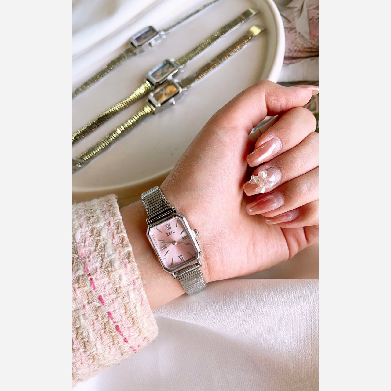 ساعت مچی زنانه بند استیل نقره ای قفل ریلی طرح یونانی زنونه ایکس ویxsvo صفحه نمایش مسطتیلی ابی-سفید
