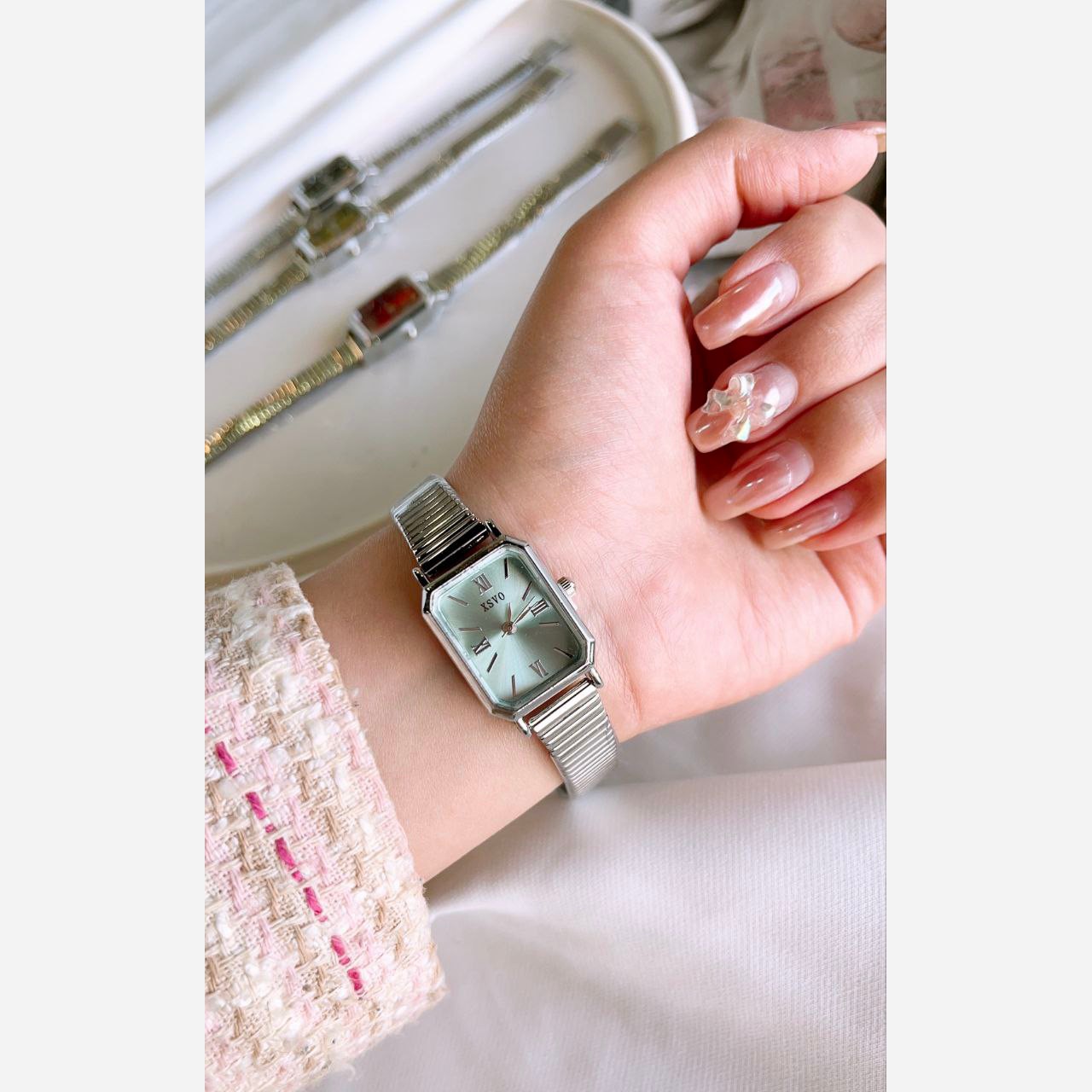 ساعت مچی زنانه بند استیل نقره ای قفل ریلی طرح یونانی زنونه ایکس ویxsvo صفحه نمایش مسطتیلی صورتی