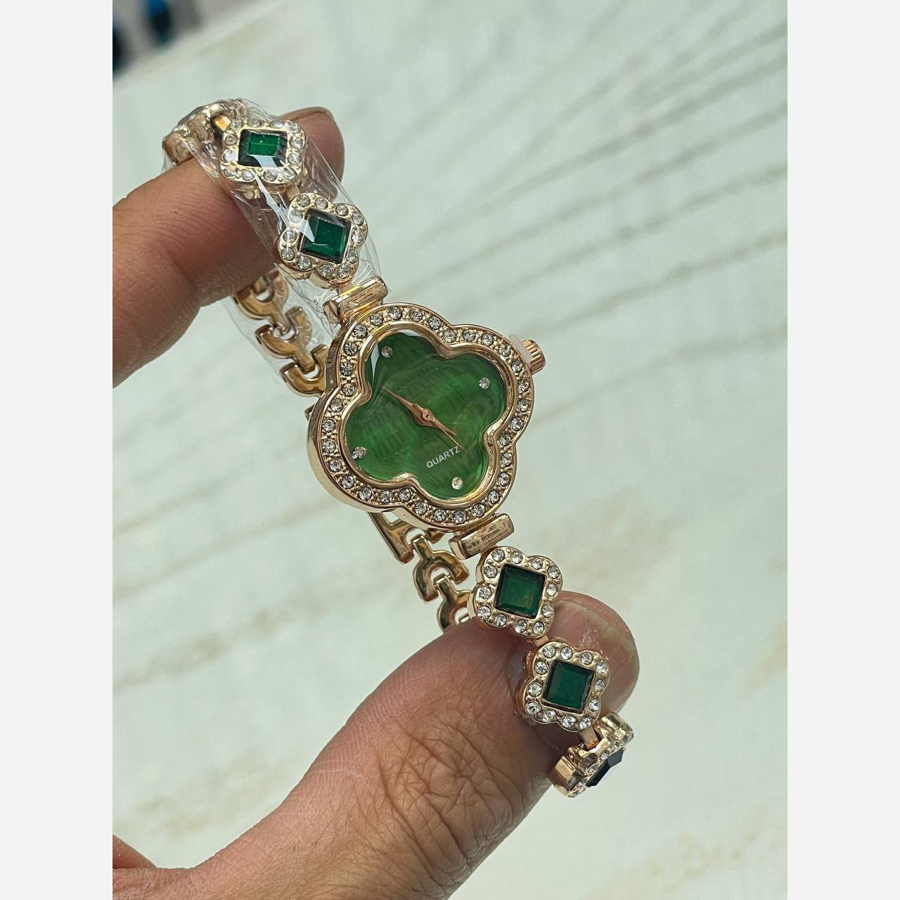 ساعت زنانه مجلسی نگین دار به پخش و