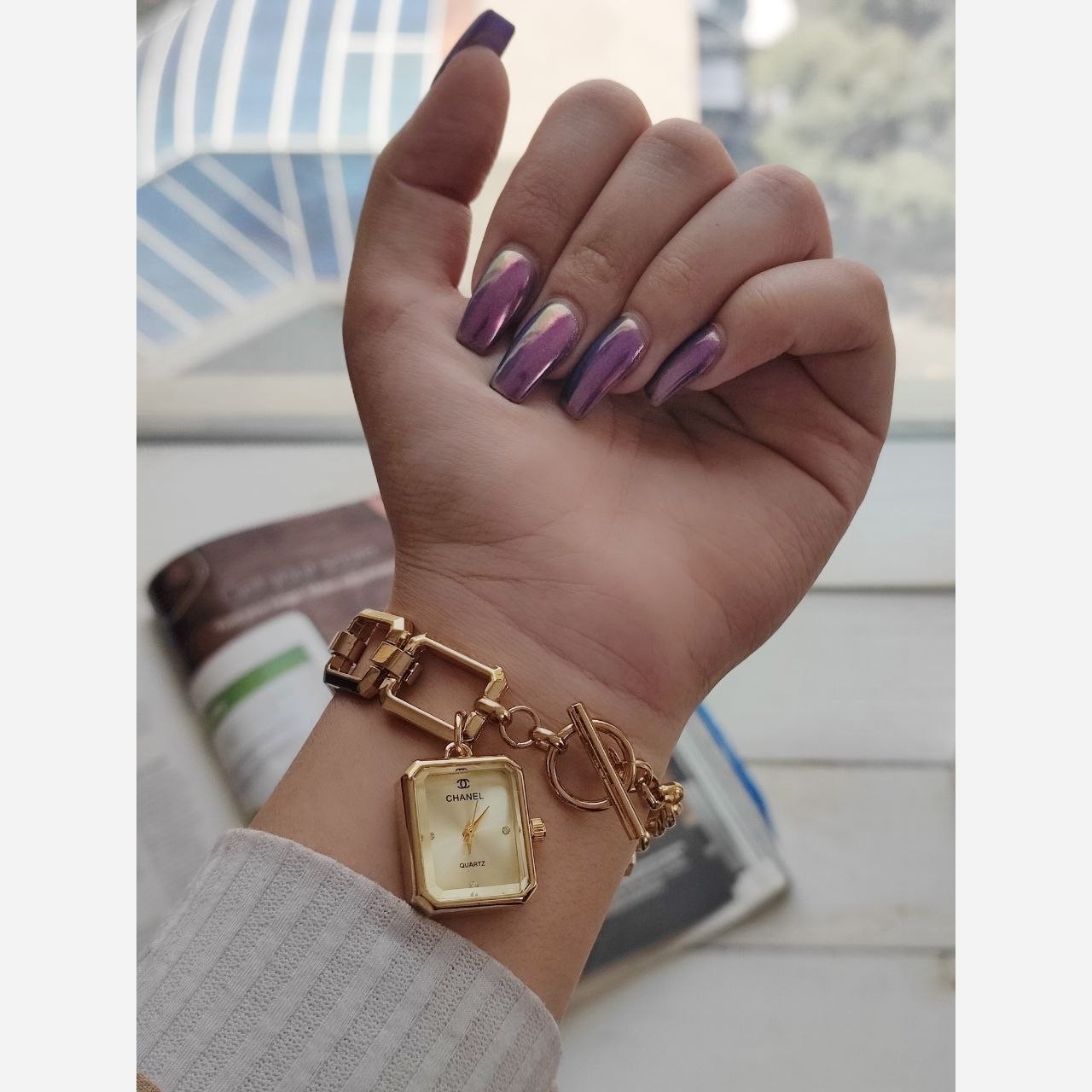 ساعت زنانه برند شنل کیفیت عالی شیک و زیبا رنگ ثابت