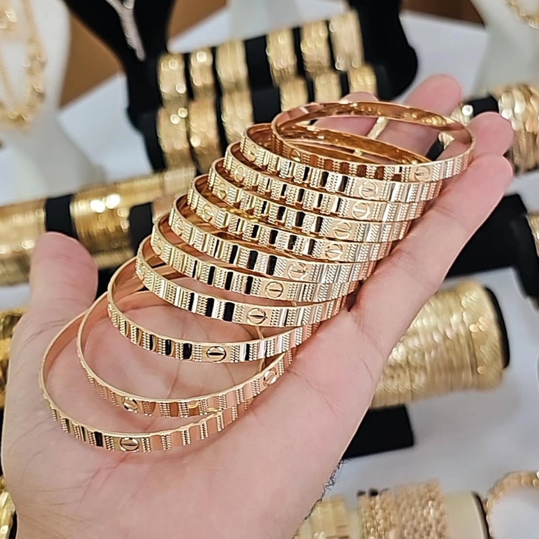 بسته النگو لاو کارتیه تراش دار طلا روس اصل با برابر با طلای رنگ ثابت کد 700