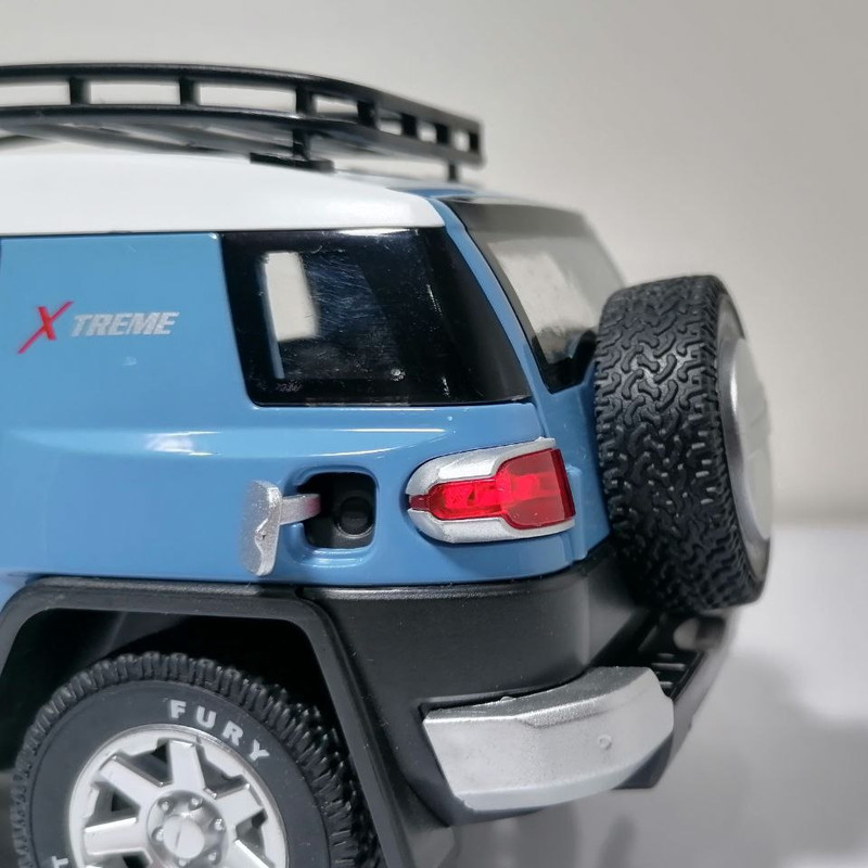 ماشین بازی آفرود مدل FJ Cruiser مقیاس 1:24، بدنه فلزی و پلاستیکی، عقبکش، چراغدار و موزیکال