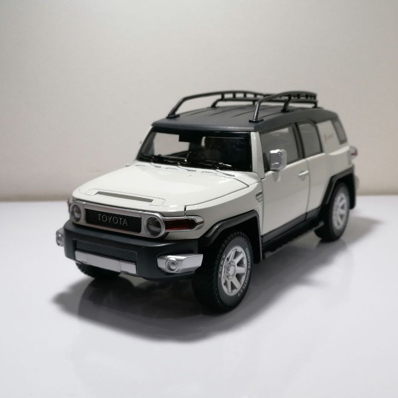 ماشین بازی آفرود مدل FJ Cruiser مقیاس 1:24، بدنه فلزی و پلاستیکی، عقبکش، چراغدار و موزیکال