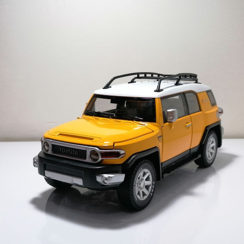 ماشین بازی آفرود مدل FJ Cruiser مقیاس 1:24، بدنه فلزی و پلاستیکی، عقبکش، چراغدار و موزیکال